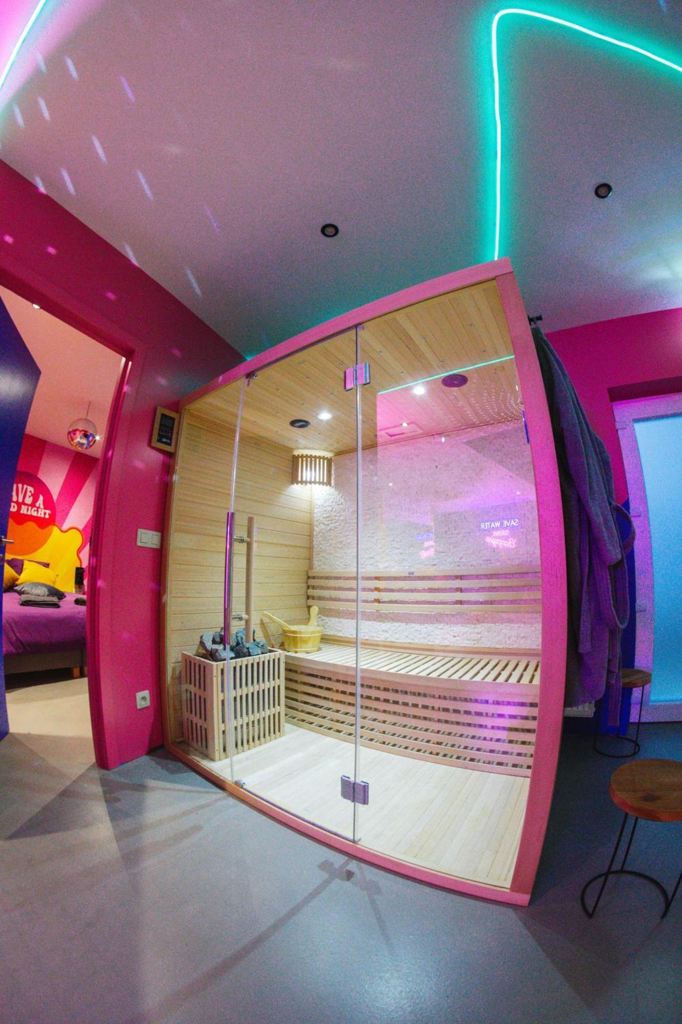 Capsule Boogie-Woogie - Jacuzzi - Sauna - Billard - Jeux - Ecran Geant - Filet Suspendu - Netflix 라루비에르 외부 사진